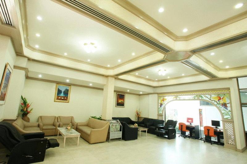 Thumrin Hotel Trang Exterior photo